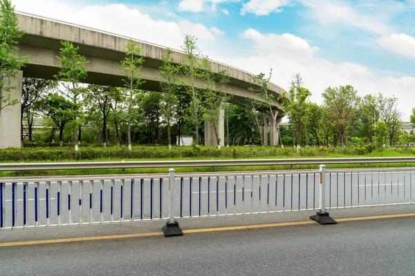 Concrete Structuur Asfaltweg Ruimte Onder Viaduct Stad — Stockfoto