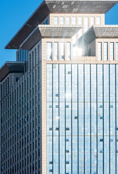 사무실 건물의 아름다운 창문의 구름을 반사하는 — 스톡 사진