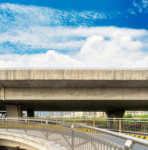 Αυτοκινητόδρομος Και Γέφυρα Κάτω Από Μπλε Σύννεφα — Φωτογραφία Αρχείου