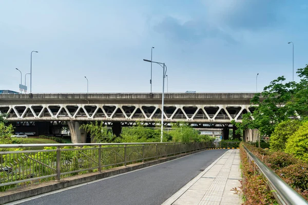 Estrada Viaduto Sob Nuvens Azuis — Fotografia de Stock