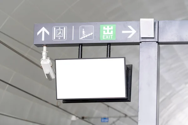 Cartellone Bianco Nel Canale Della Stazione Della Metropolitana — Foto Stock