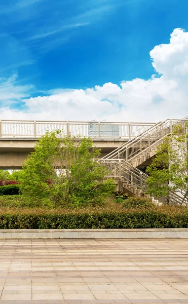 Voetgangersbrug Tegen Blauwe Lucht — Stockfoto