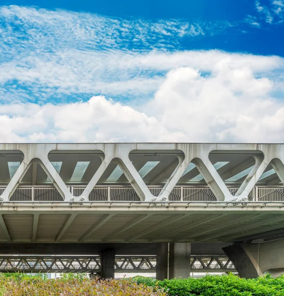青い空に対する歩行者用橋 — ストック写真