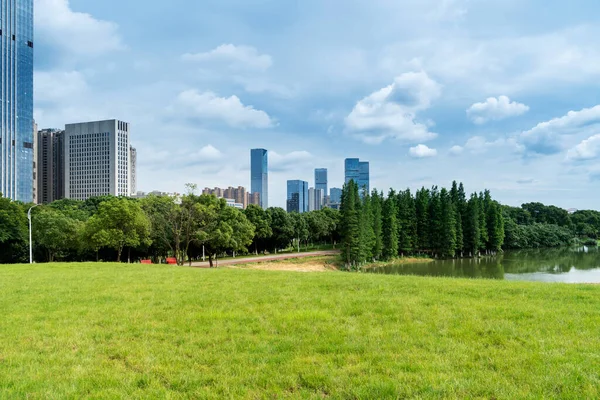 Şangay Modern Bina Geçmişi Olan Şehir Parkı — Stok fotoğraf