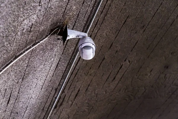 Karanlık arka plandaki güvenlik kameralarına bir göz at