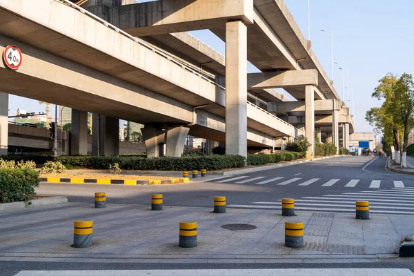 Estructura Hormigón Espacio Vial Asfalto Bajo Paso Elevado Ciudad —  Fotos de Stock