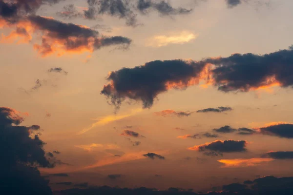 オレンジ色の夕焼け空を発射 美しい空 — ストック写真
