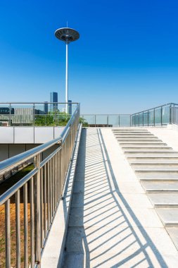 Şehrin kare platformu ve panoramik manzarası