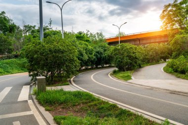 Şehirdeki boş şehir yolu ve binalar