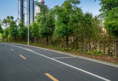 Şehirdeki boş şehir yolu ve binalar