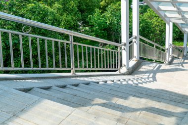 Modern bir binanın korkuluk ve merdivenlerinin detaylarını kapat.