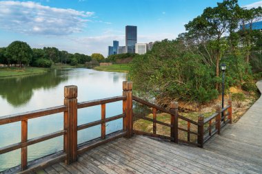 Bahar Parkı ve modern şehir