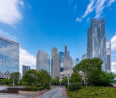 Şangay 'da modern bina geçmişi olan şehir parkı.