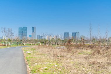 Bahar Parkı ve modern şehir