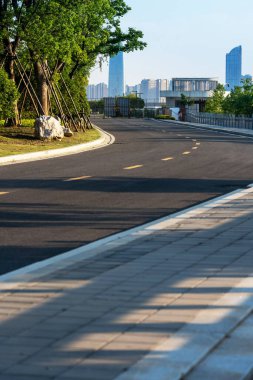 Şehirdeki boş şehir yolu ve binalar