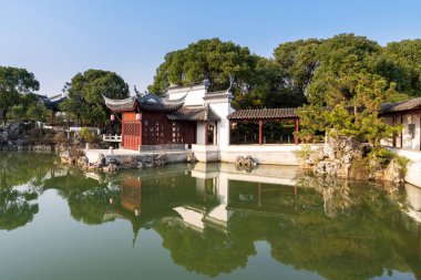 Jiangnan tarzında geleneksel bir bahçe.