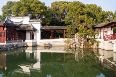 Jiangnan tarzında geleneksel bir bahçe.