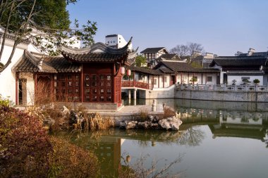 Jiangnan tarzında geleneksel bir bahçe.