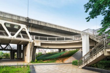 Mavi gökyüzüne karşı yaya köprüsü