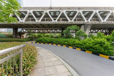 Otoyol ve viyadük mavi bulutların altında