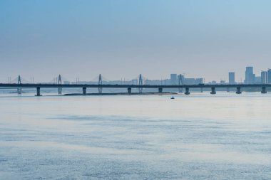 Yangtze Nehri Köprüsü ve Çin 'deki güzel manzarası.