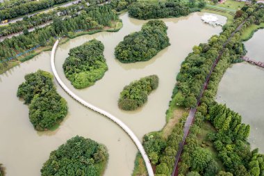 Göl kenarındaki yolun havadan görünüşü