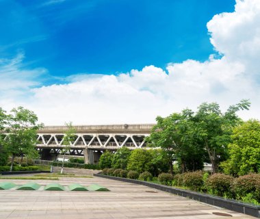 Mavi gökyüzüne karşı yaya köprüsü