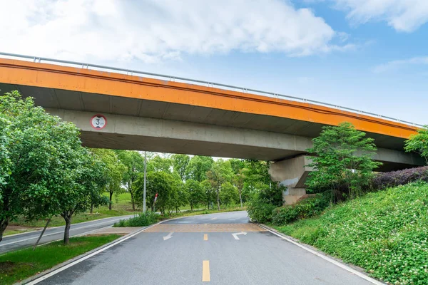 Şehirdeki Üst Geçidin Altında Beton Yapı Asfalt Yol Alanı — Stok fotoğraf