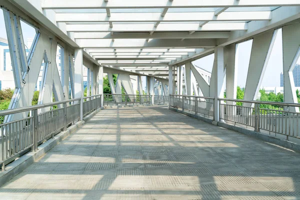 Binnenkant Van Een Moderne Voetgangersbrug — Stockfoto