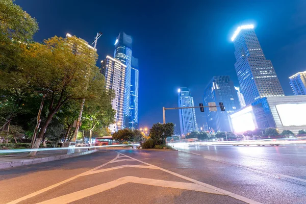 Die Hellen Spuren Auf Dem Hintergrund Des Modernen Gebäudes Shanghai — Stockfoto