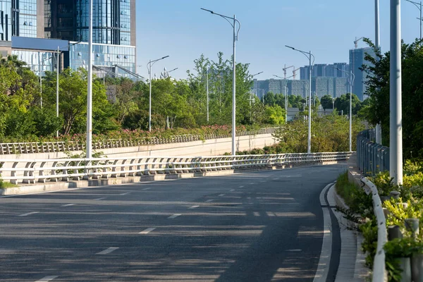 市内の空の都市道路や建物 — ストック写真