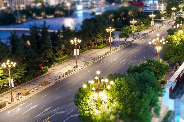Carro Movimento Com Luz Embaçada Pela Cidade Noite — Fotografia de Stock