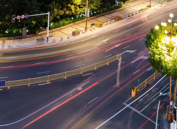 Pohybující Auto Rozmazaným Světlem Přes Město Noci — Stock fotografie