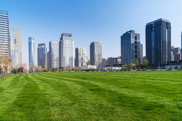 Stadspark Med Modern Byggnad Bakgrund Shanghai — Stockfoto