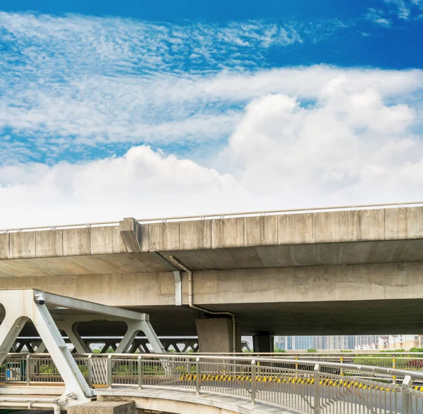 Carretera Viaducto Bajo Las Nubes Azules —  Fotos de Stock