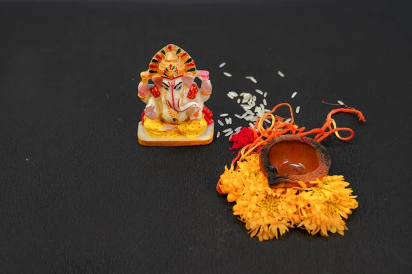 Lord Ganesha Statue Rice Kumkum Diya Isolated Black Background — Stockfoto