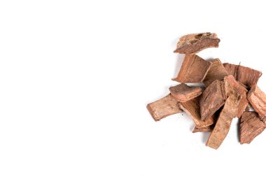 Beyaz arka planda kuru arjun chal veya Terminalia arjuna ayurvedic bitki