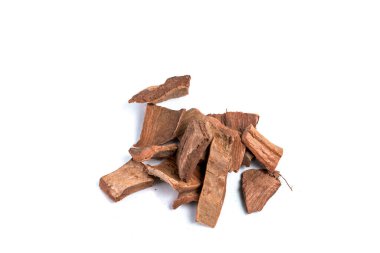 Beyaz arka planda kuru arjun chal veya Terminalia arjuna ayurvedic bitki