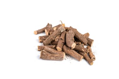 Ayurvedic bitki kökü, meyan kökü kökü, Mulethi veya beyaz arkaplanda Glycyrhiza glabra kökü