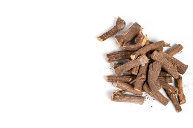 Ayurvedic bitki kökü, meyan kökü kökü, Mulethi veya beyaz arkaplanda Glycyrhiza glabra kökü