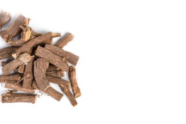 Ayurvedic bitki kökü, meyan kökü kökü, Mulethi veya beyaz arkaplanda Glycyrhiza glabra kökü