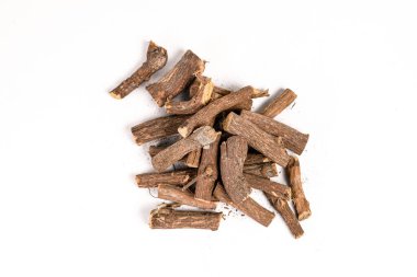 Ayurvedic bitki kökü, meyan kökü kökü, Mulethi veya beyaz arkaplanda Glycyrhiza glabra kökü