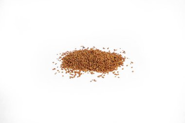 Beyaz arkaplanda Andrographis paniklemesi veya kalmedh tohumları