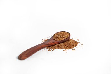 Beyaz arkaplanda Andrographis paniklemesi veya kalmedh tohumları