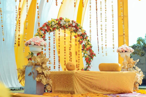 Indian Wedding Haldi Decoration Groom Bride Yellow Color — Fotografia de Stock