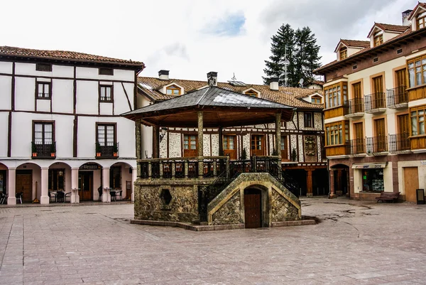 O quiosque de Ezcaray (La Rioja, Espanha ) — Fotografia de Stock