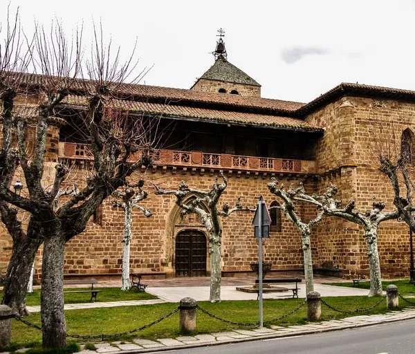 Церковь Санта Мария ла Майор в Эскарае (Ла-Риоха, Испания) ) — стоковое фото