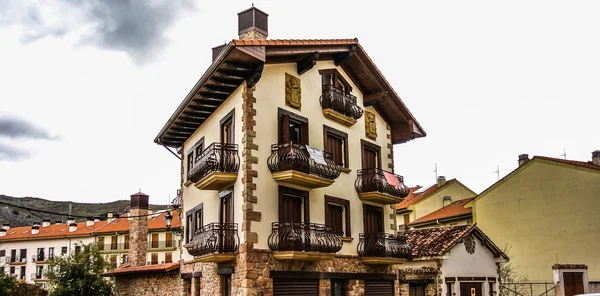 Ett lantligt hus i ezcaray (la rioja, Spanien) — Stockfoto