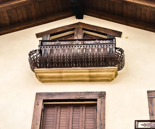 Un beau balcon dans une maison (Ezcaray, Espagne ) — Photo