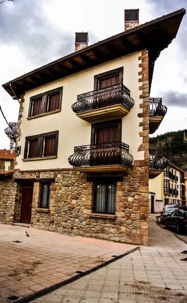 Ett lantligt hus i ezcaray (la rioja, Spanien) — Stockfoto